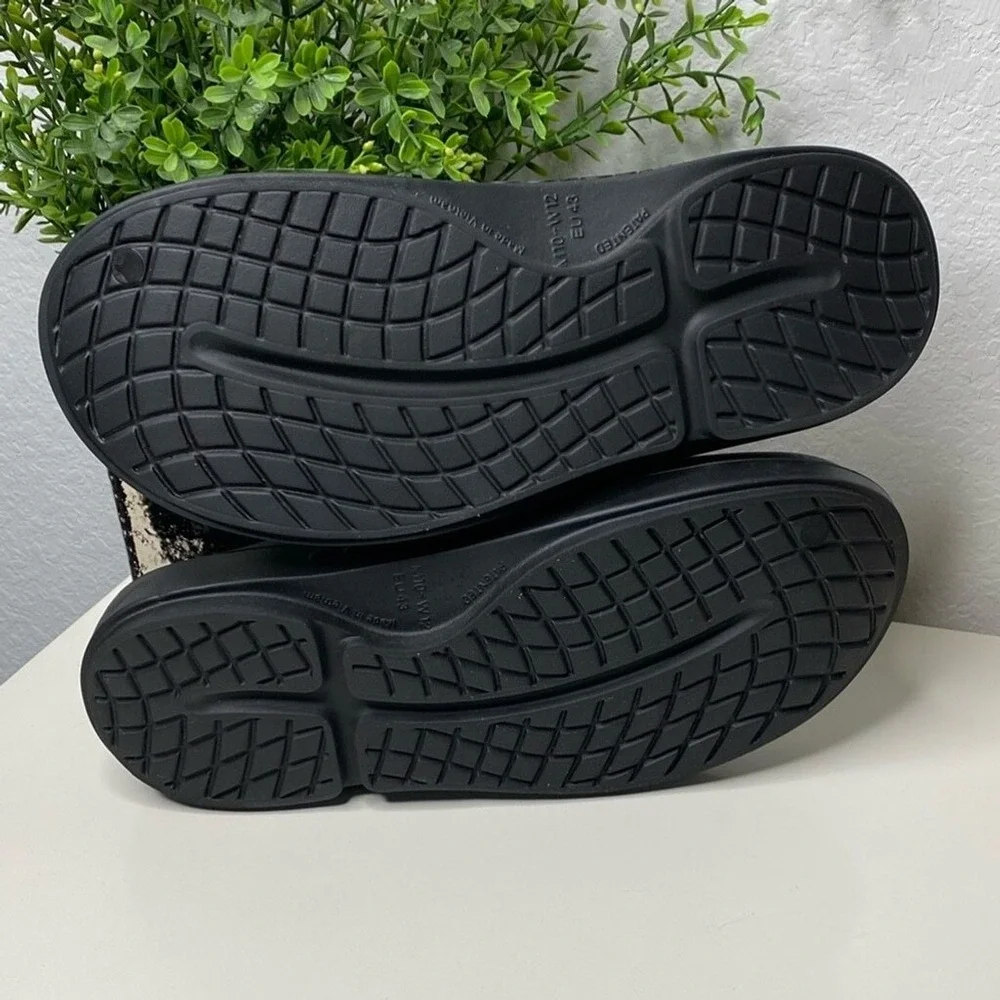 OOFOS OOCLOOG CLOG Black with Seamless‎ Design Men's 10/ Women's 12